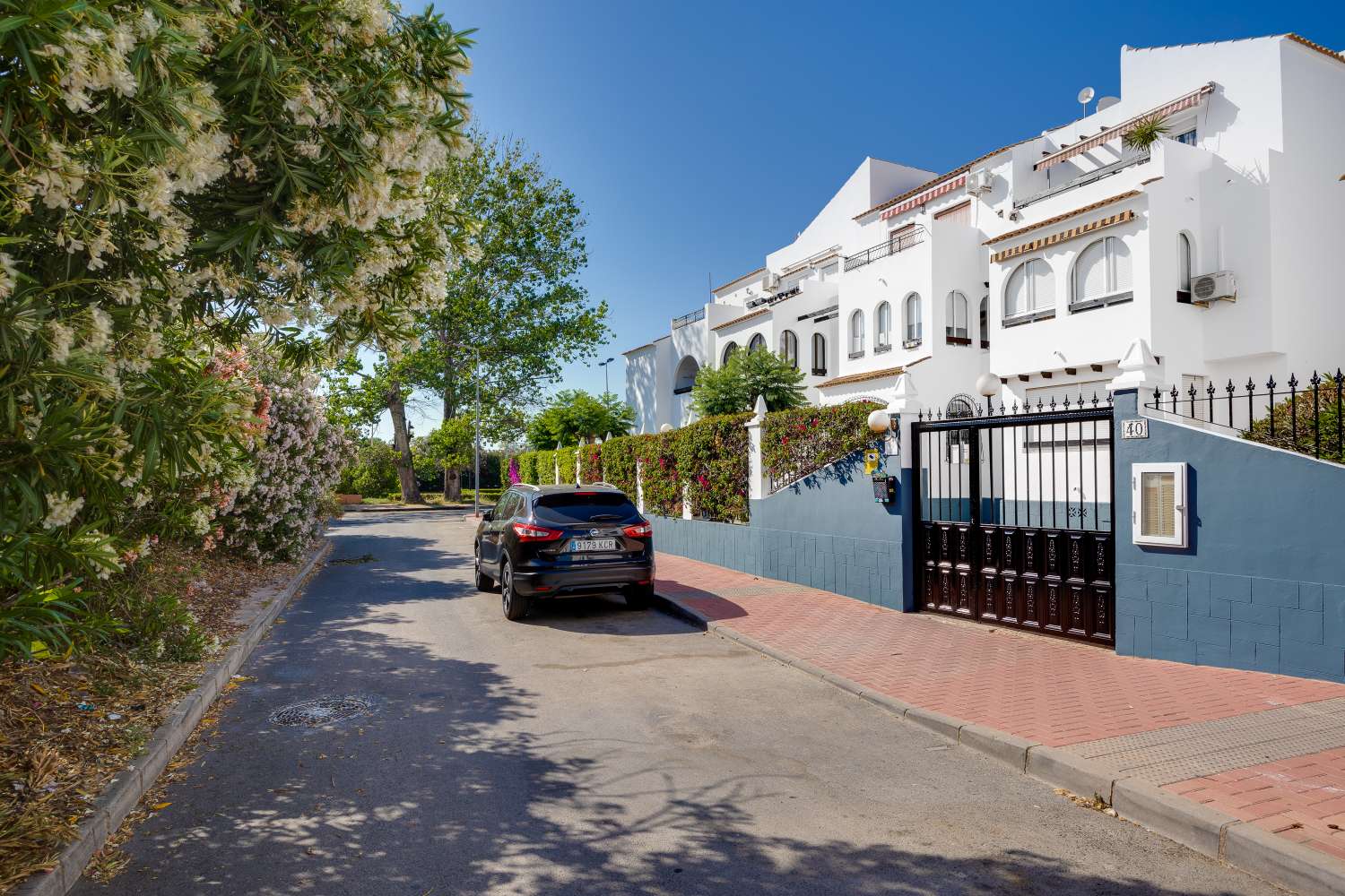 BUNGALOW CON PISCINA COMUNITARIA Y TERRAZA A SOLO 350 METROS DE LA PLAYA DE LOS NÁUFRAGOS