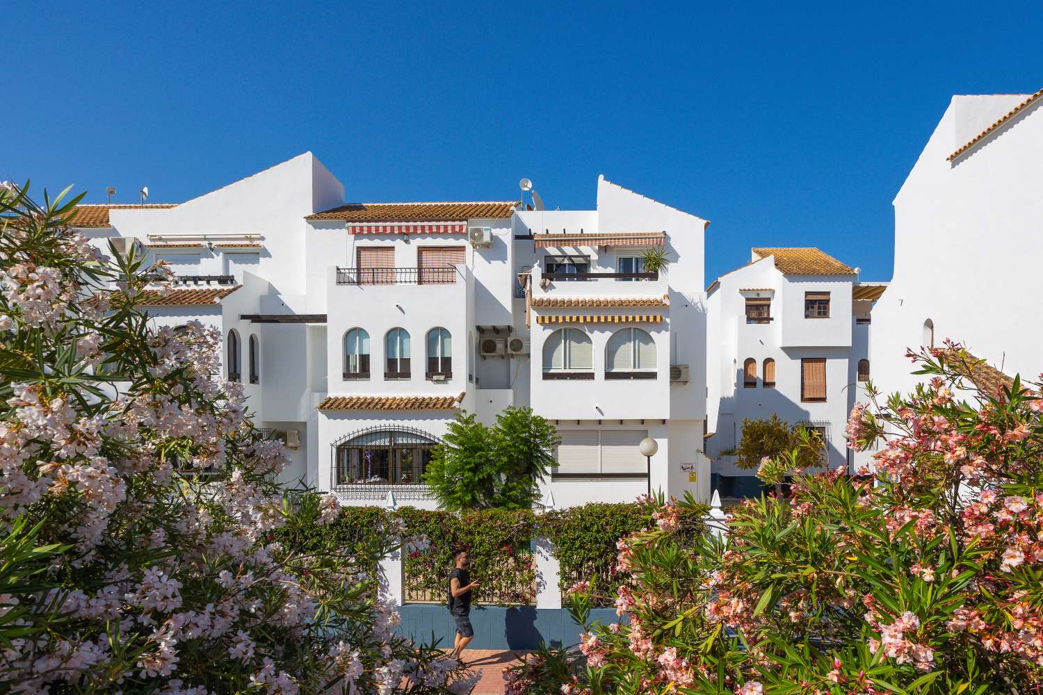 BUNGALOW CON PISCINA COMUNITARIA Y TERRAZA A SOLO 350 METROS DE LA PLAYA DE LOS NÁUFRAGOS