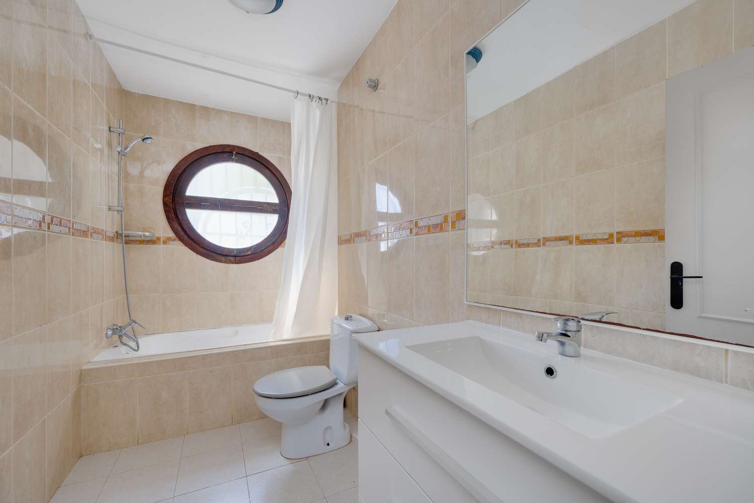 BUNGALOW CON PISCINA COMUNITARIA Y TERRAZA A SOLO 350 METROS DE LA PLAYA DE LOS NÁUFRAGOS