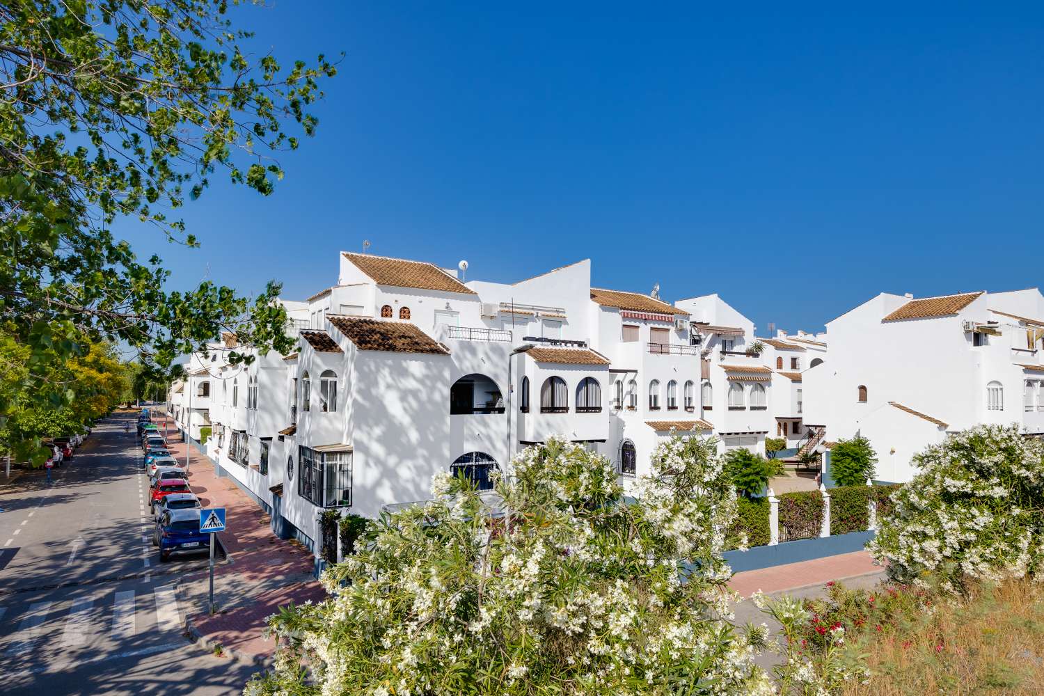 BUNGALOW CON PISCINA COMUNITARIA Y TERRAZA A SOLO 350 METROS DE LA PLAYA DE LOS NÁUFRAGOS