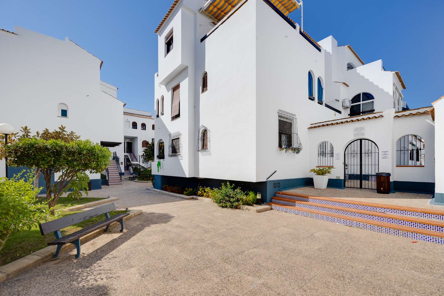 BUNGALOW CON PISCINA COMUNITARIA Y TERRAZA A SOLO 350 METROS DE LA PLAYA DE LOS NÁUFRAGOS