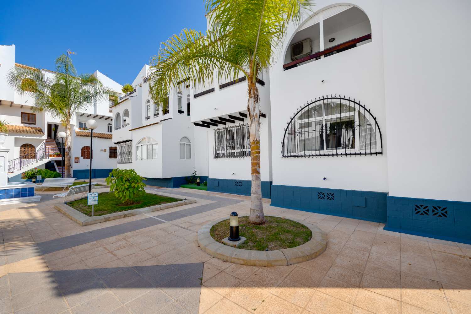 BUNGALOW CON PISCINA COMUNITARIA Y TERRAZA A SOLO 350 METROS DE LA PLAYA DE LOS NÁUFRAGOS