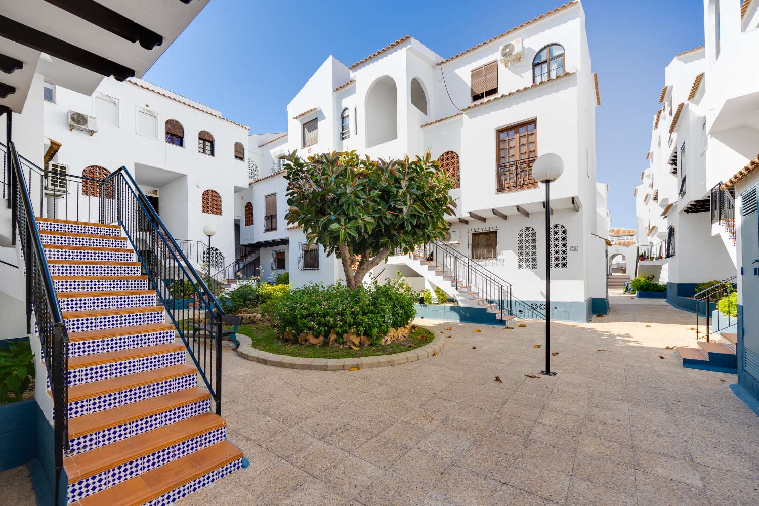 BUNGALOW CON PISCINA COMUNITARIA Y TERRAZA A SOLO 350 METROS DE LA PLAYA DE LOS NÁUFRAGOS