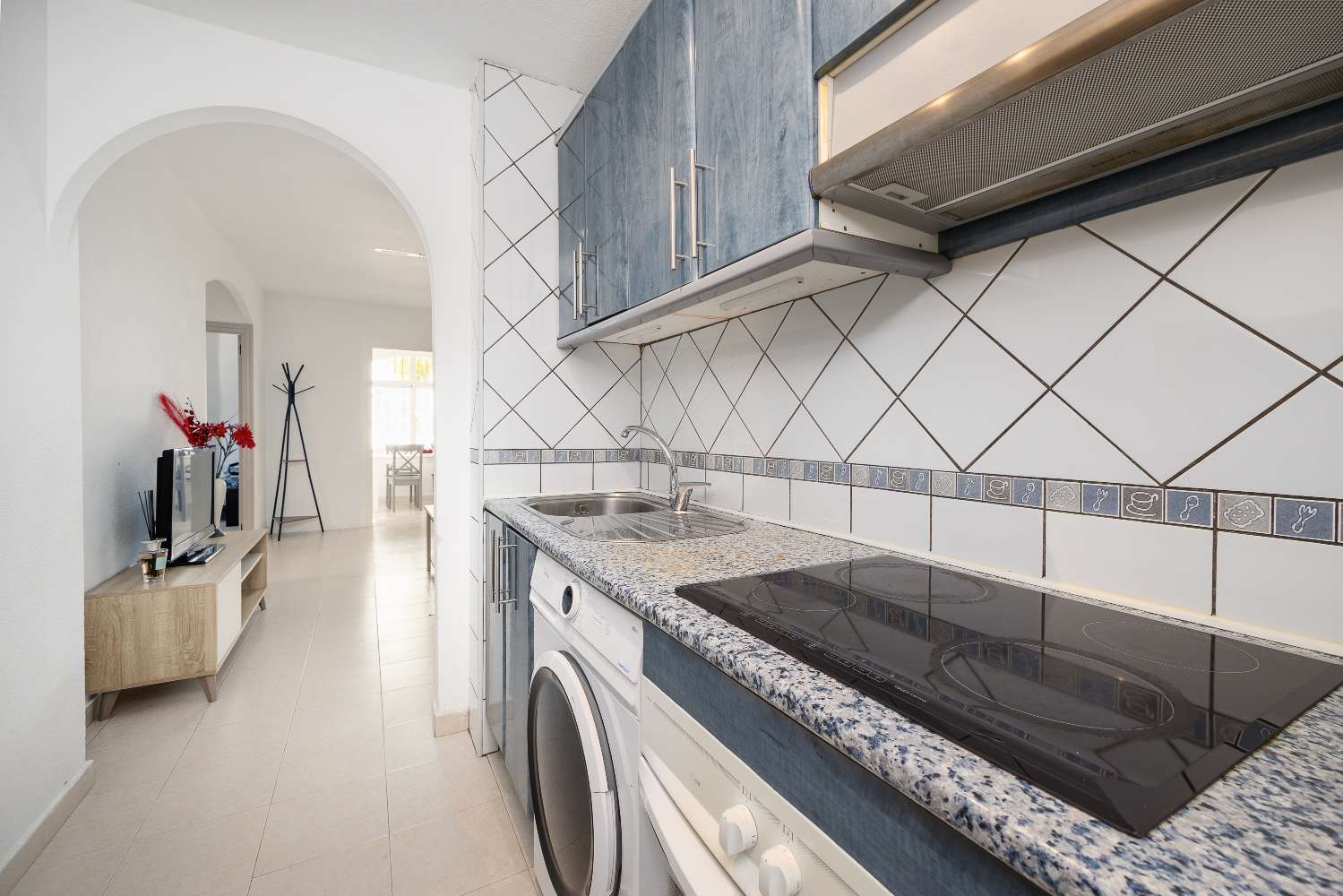 BUNGALOW CON PISCINA COMUNITARIA Y TERRAZA A SOLO 350 METROS DE LA PLAYA DE LOS NÁUFRAGOS