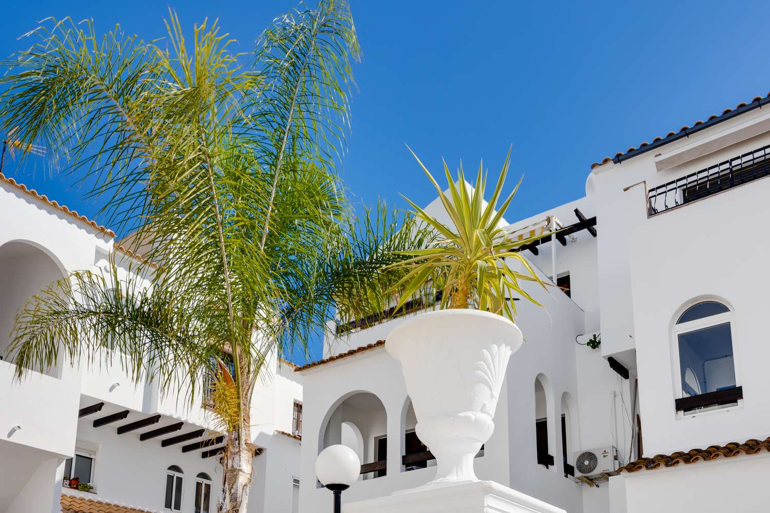 BUNGALOW CON PISCINA COMUNITARIA Y TERRAZA A SOLO 350 METROS DE LA PLAYA DE LOS NÁUFRAGOS