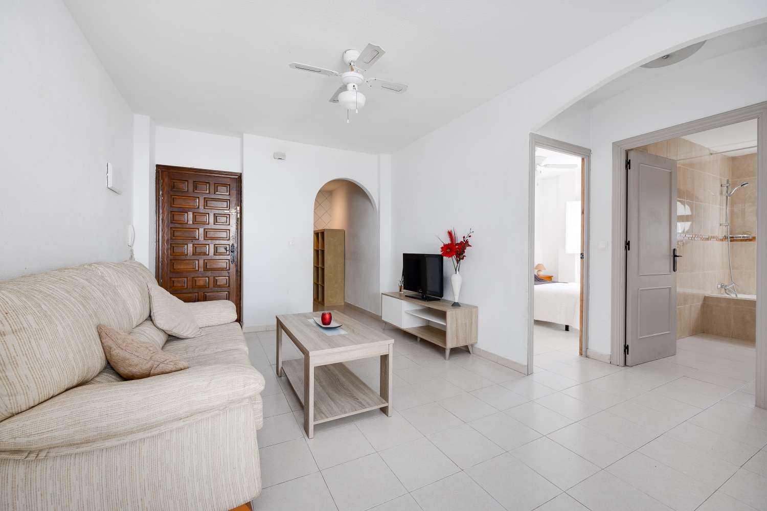 BUNGALOW CON PISCINA COMUNITARIA Y TERRAZA A SOLO 350 METROS DE LA PLAYA DE LOS NÁUFRAGOS