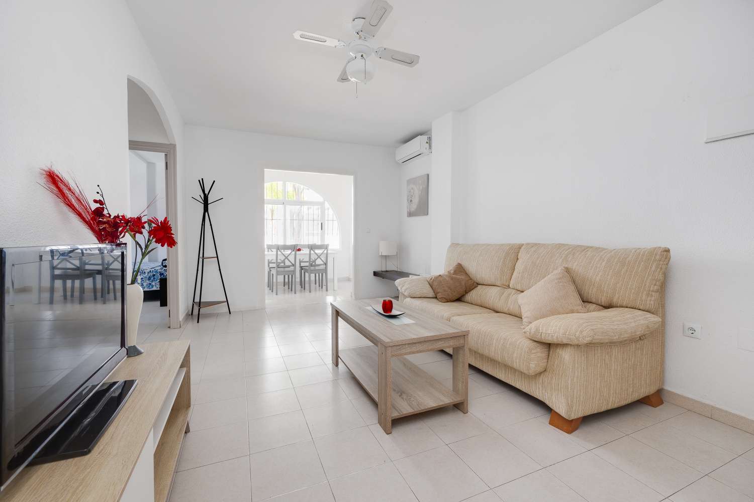 BUNGALOW CON PISCINA COMUNITARIA Y TERRAZA A SOLO 350 METROS DE LA PLAYA DE LOS NÁUFRAGOS
