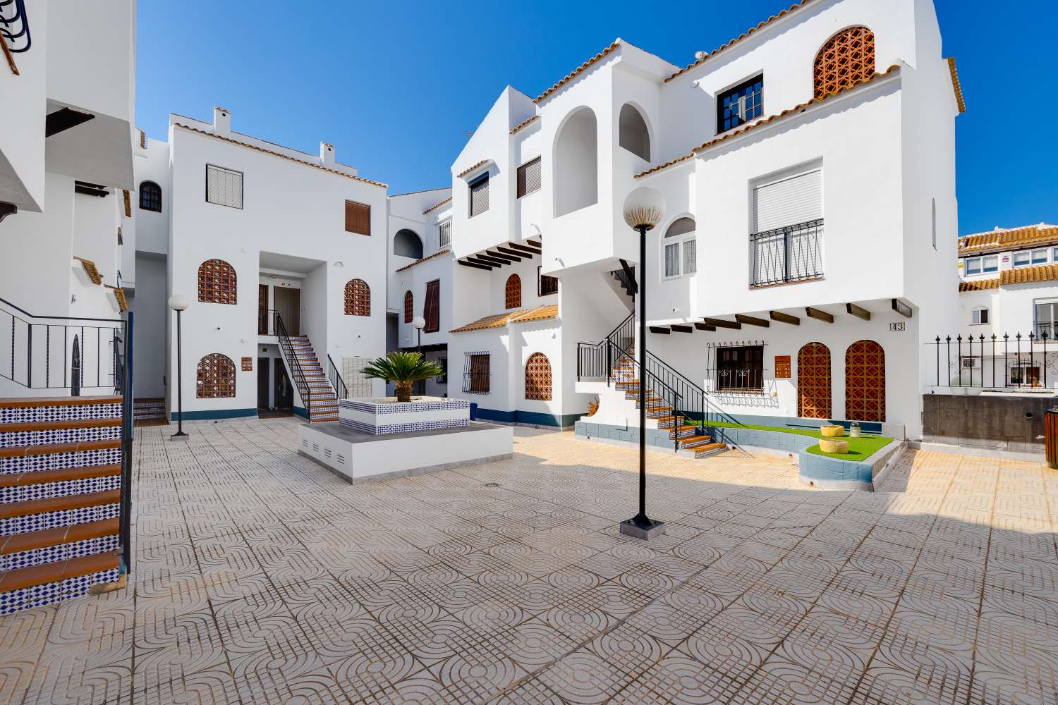 BUNGALOW CON PISCINA COMUNITARIA Y TERRAZA A SOLO 350 METROS DE LA PLAYA DE LOS NÁUFRAGOS
