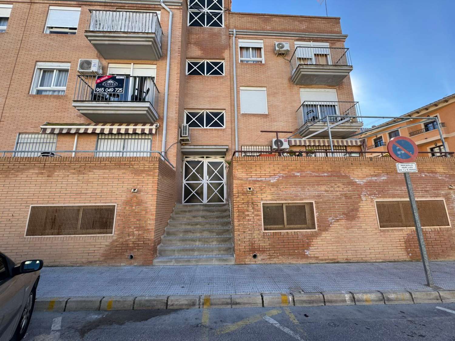 RYMLIG TRE-RUMSLÄGENHET MED GARAGE OCH FÖRRÅD I CENTRALA SAN MIGUEL DE SALINAS