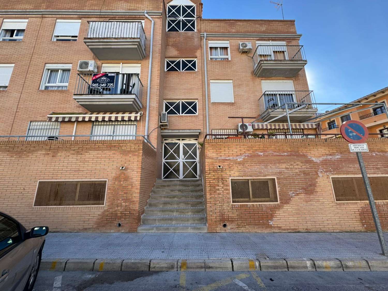 RYMLIG TRE-RUMSLÄGENHET MED GARAGE OCH FÖRRÅD I CENTRALA SAN MIGUEL DE SALINAS