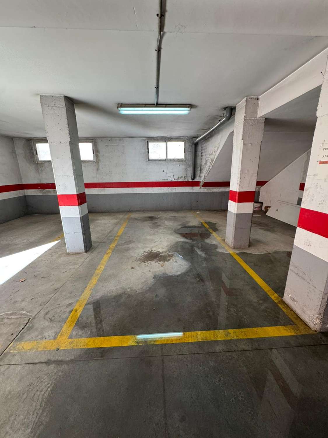 RYMLIG TRE-RUMSLÄGENHET MED GARAGE OCH FÖRRÅD I CENTRALA SAN MIGUEL DE SALINAS