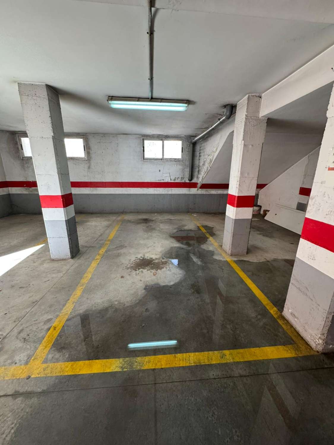 RYMLIG TRE-RUMSLÄGENHET MED GARAGE OCH FÖRRÅD I CENTRALA SAN MIGUEL DE SALINAS