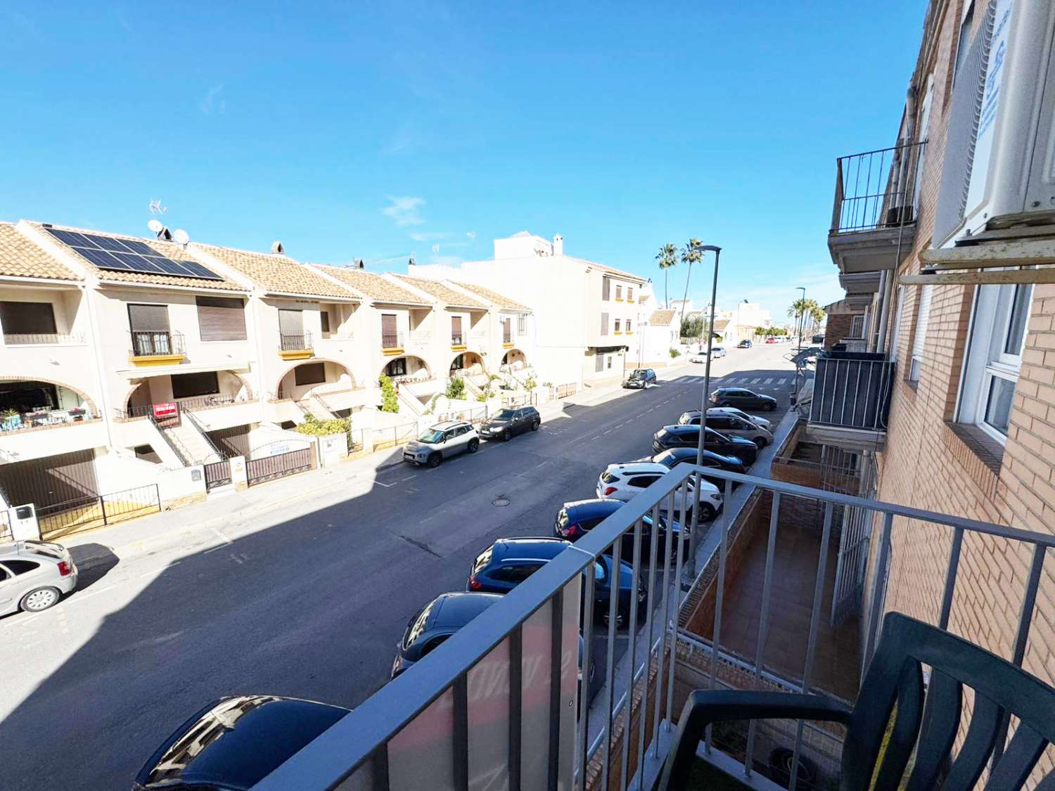 RYMLIG TRE-RUMSLÄGENHET MED GARAGE OCH FÖRRÅD I CENTRALA SAN MIGUEL DE SALINAS
