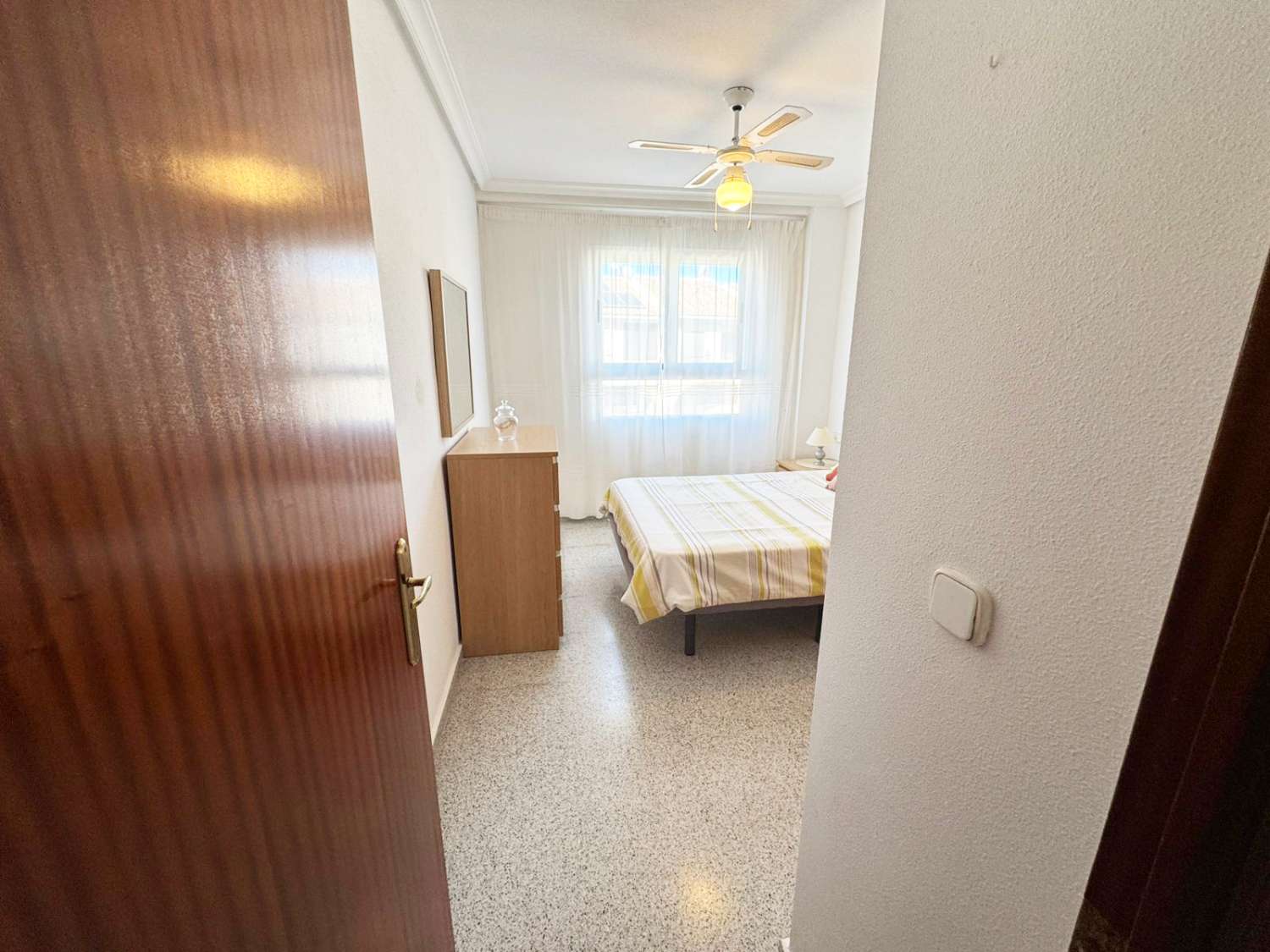 RYMLIG TRE-RUMSLÄGENHET MED GARAGE OCH FÖRRÅD I CENTRALA SAN MIGUEL DE SALINAS
