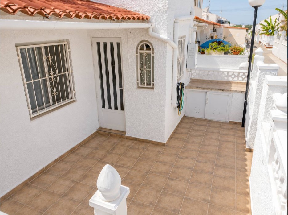 ESPECTACULAR DÚPLEX ADOSADO TOTALMENTE REFORMADO CON TERRAZA Y PISCINA COMUNITARIA EN EL LIMONAR