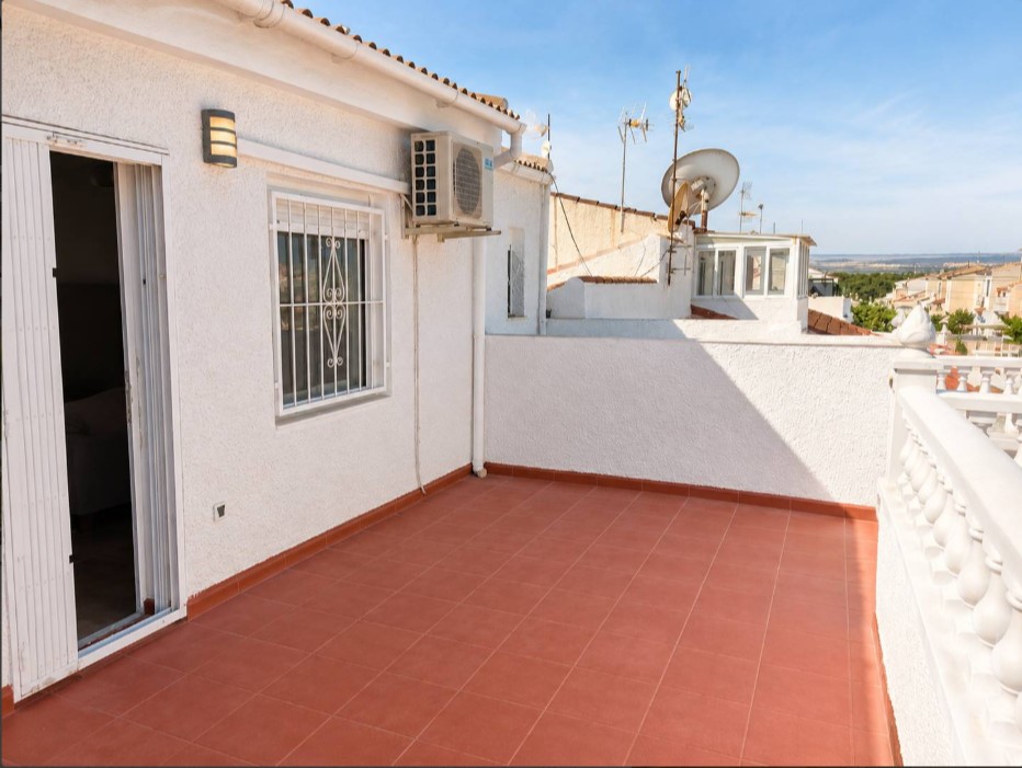 ESPECTACULAR DÚPLEX ADOSADO TOTALMENTE REFORMADO CON TERRAZA Y PISCINA COMUNITARIA EN EL LIMONAR