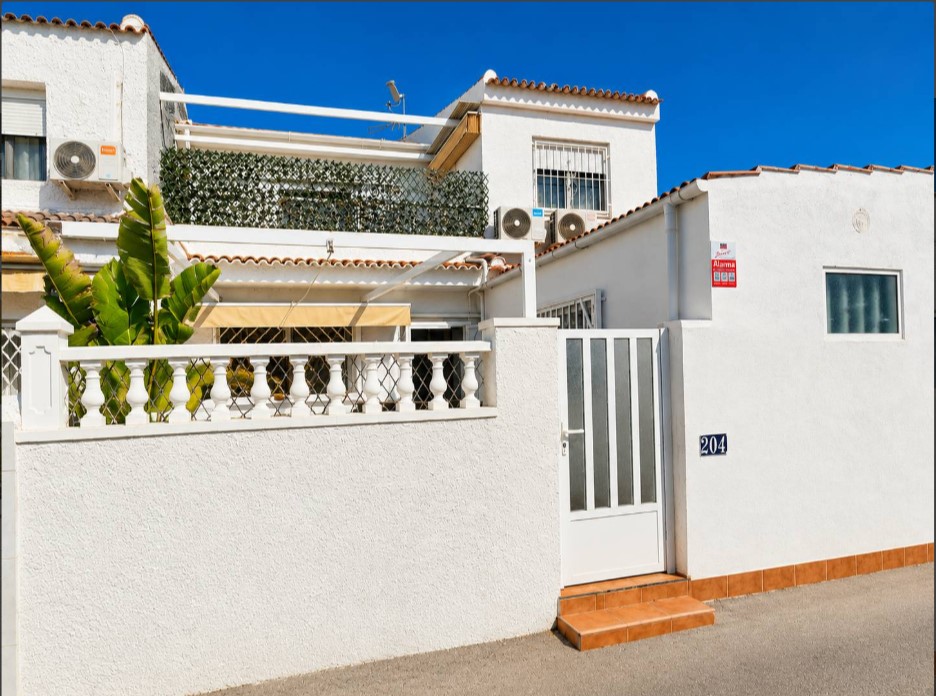 ESPECTACULAR DÚPLEX ADOSADO TOTALMENTE REFORMADO CON TERRAZA Y PISCINA COMUNITARIA EN EL LIMONAR