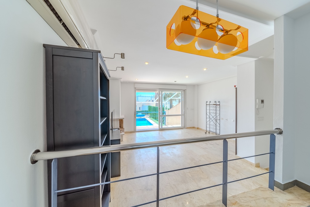 EXKLUSIVE DOPPELHAUSHÄLFTE MIT PRIVATEM POOL, MEERBLICK UND GARAGE 200 METER VOM STRAND ENTFERNT