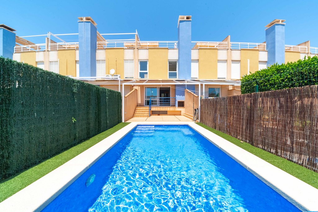 EXKLUSIVE DOPPELHAUSHÄLFTE MIT PRIVATEM POOL, MEERBLICK UND GARAGE 200 METER VOM STRAND ENTFERNT