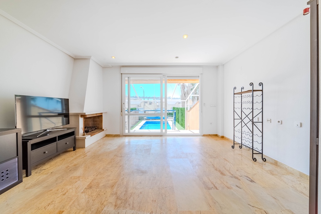 EXKLUSIVE DOPPELHAUSHÄLFTE MIT PRIVATEM POOL, MEERBLICK UND GARAGE 200 METER VOM STRAND ENTFERNT