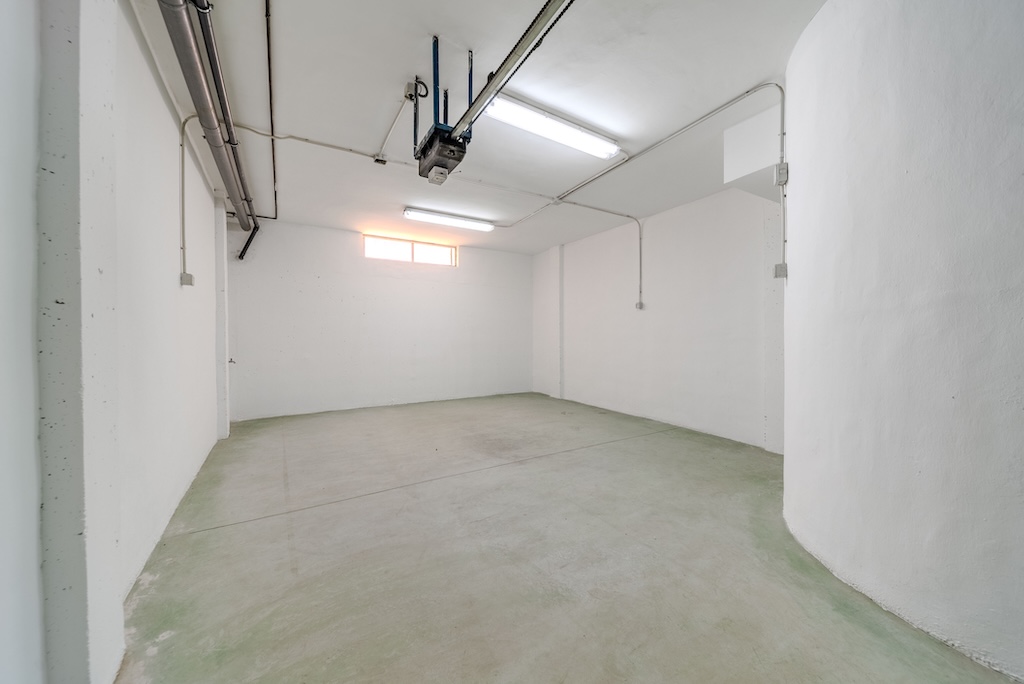 EXKLUSIVE DOPPELHAUSHÄLFTE MIT PRIVATEM POOL, MEERBLICK UND GARAGE 200 METER VOM STRAND ENTFERNT