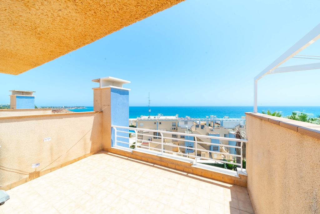 EXKLUSIVE DOPPELHAUSHÄLFTE MIT PRIVATEM POOL, MEERBLICK UND GARAGE 200 METER VOM STRAND ENTFERNT