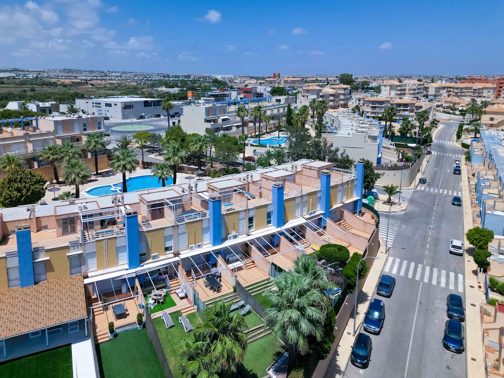 EXKLUSIVE DOPPELHAUSHÄLFTE MIT PRIVATEM POOL, MEERBLICK UND GARAGE 200 METER VOM STRAND ENTFERNT