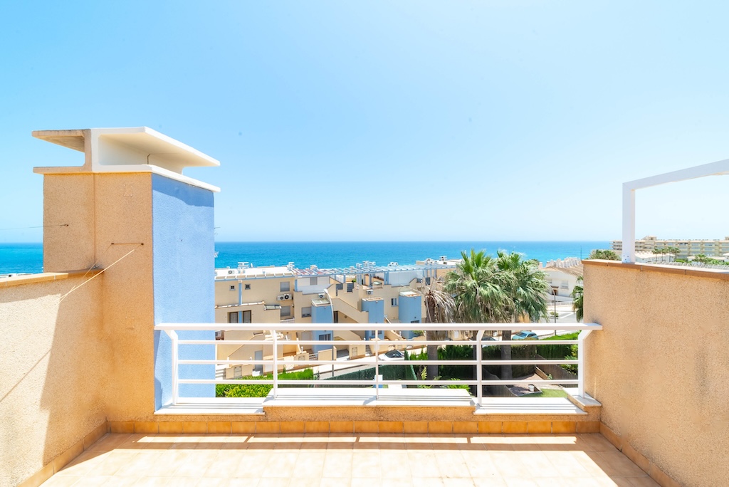 EXKLUSIVE DOPPELHAUSHÄLFTE MIT PRIVATEM POOL, MEERBLICK UND GARAGE 200 METER VOM STRAND ENTFERNT
