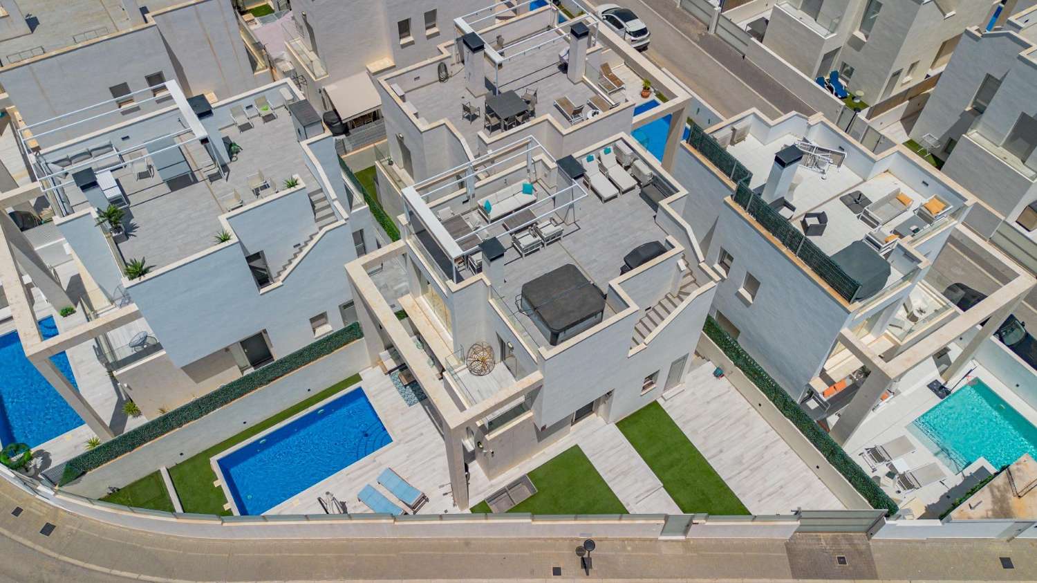 EXCLUSIEVE SEMI-NIEUWE VILLA MET PRIVÉZWEMBAD, GROTE KELDER EN ZEEZICHT IN LOMAS DE CABO ROIG