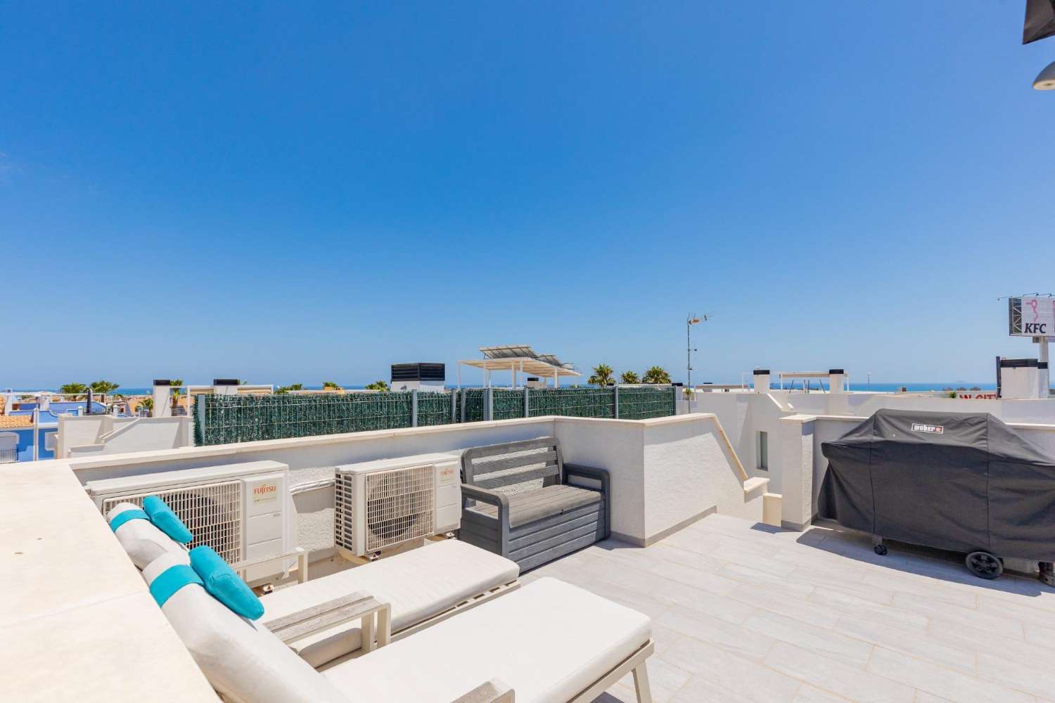 EXCLUSIEVE SEMI-NIEUWE VILLA MET PRIVÉZWEMBAD, GROTE KELDER EN ZEEZICHT IN LOMAS DE CABO ROIG