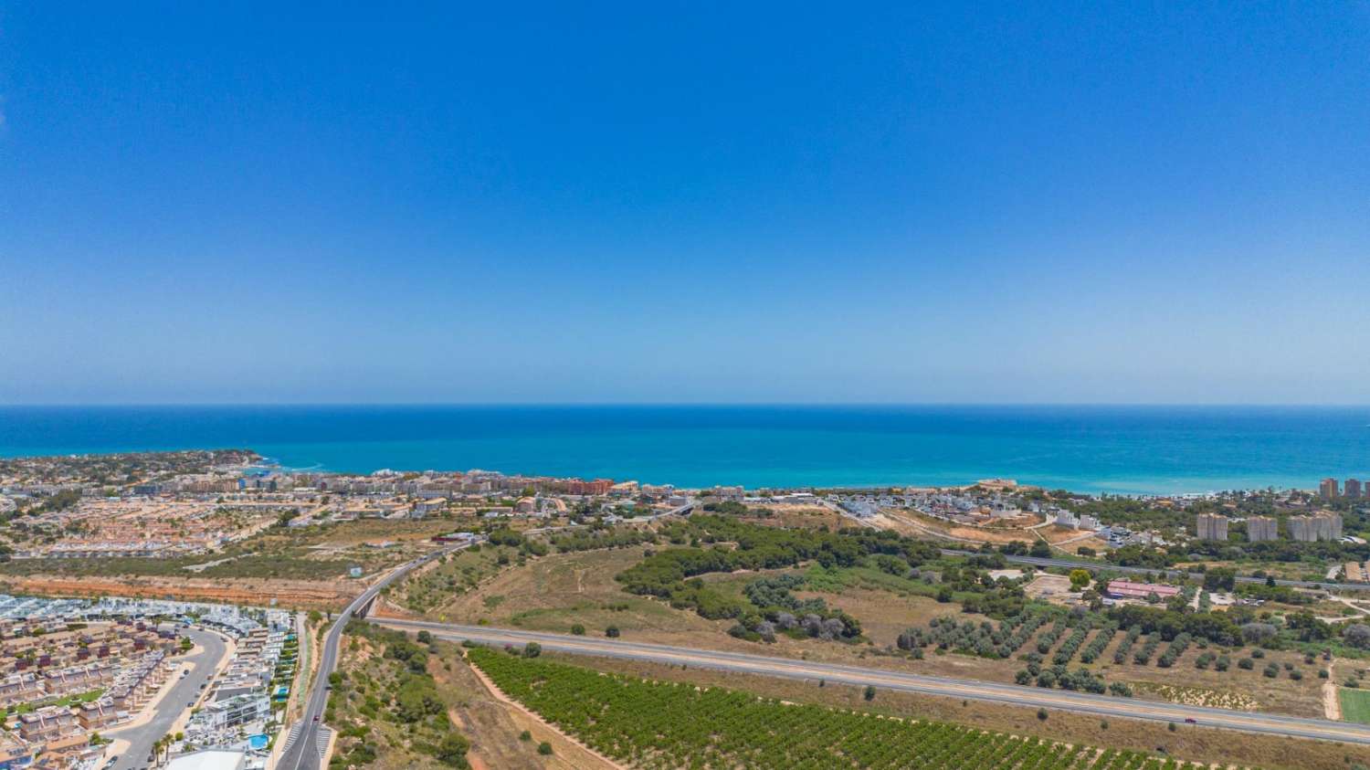EXCLUSIEVE SEMI-NIEUWE VILLA MET PRIVÉZWEMBAD, GROTE KELDER EN ZEEZICHT IN LOMAS DE CABO ROIG