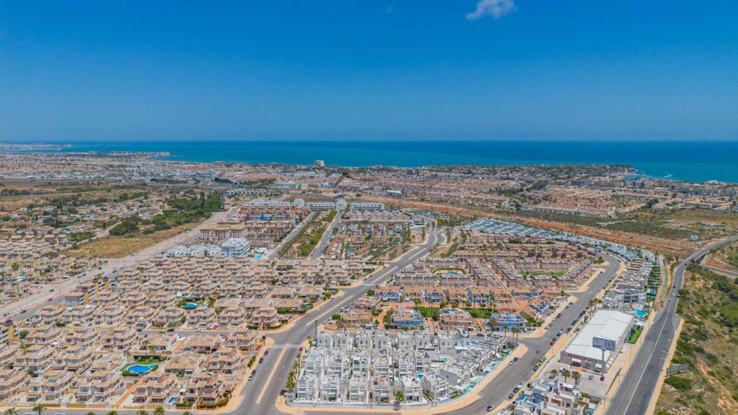 EXCLUSIEVE SEMI-NIEUWE VILLA MET PRIVÉZWEMBAD, GROTE KELDER EN ZEEZICHT IN LOMAS DE CABO ROIG