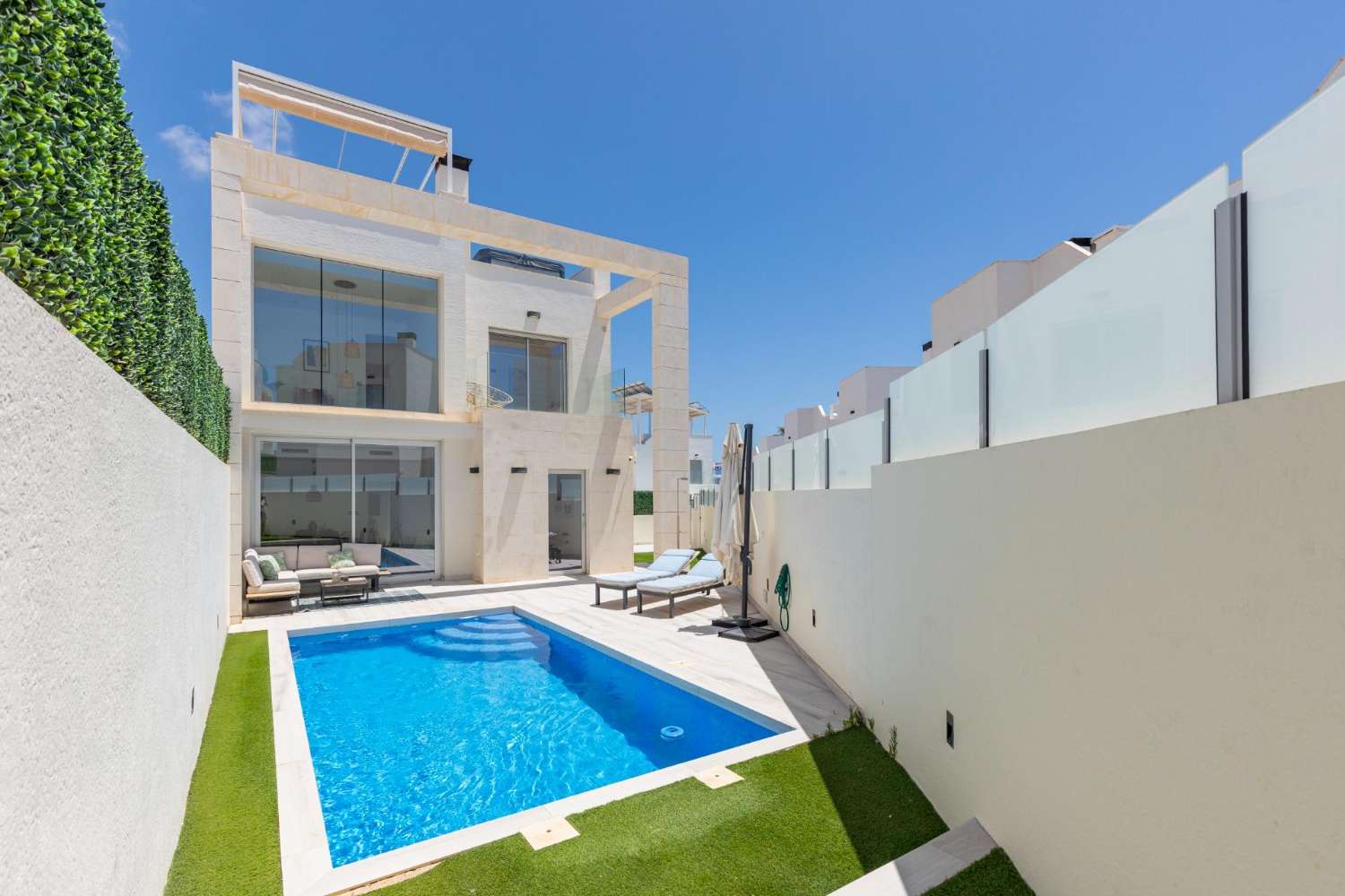 EXCLUSIEVE SEMI-NIEUWE VILLA MET PRIVÉZWEMBAD, GROTE KELDER EN ZEEZICHT IN LOMAS DE CABO ROIG