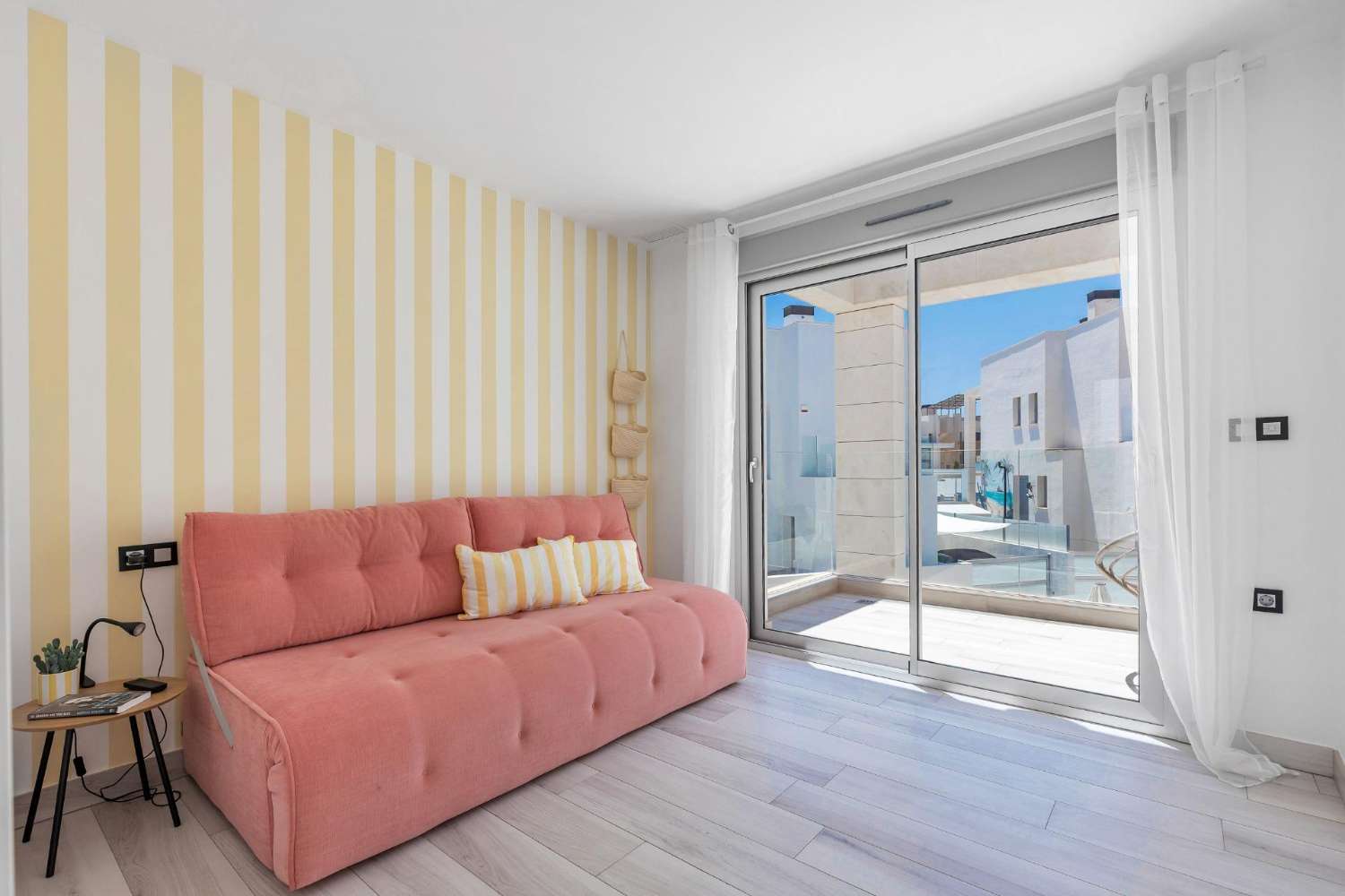 EXCLUSIEVE SEMI-NIEUWE VILLA MET PRIVÉZWEMBAD, GROTE KELDER EN ZEEZICHT IN LOMAS DE CABO ROIG