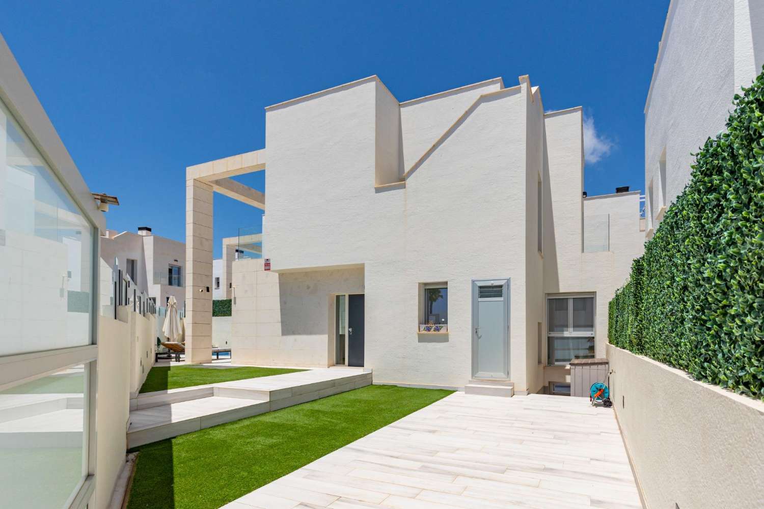 EXCLUSIEVE SEMI-NIEUWE VILLA MET PRIVÉZWEMBAD, GROTE KELDER EN ZEEZICHT IN LOMAS DE CABO ROIG