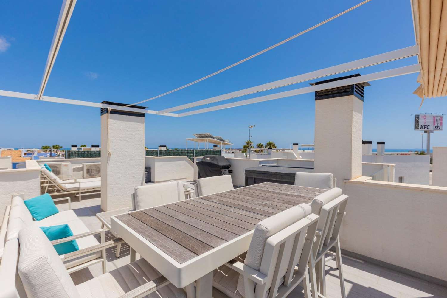 EXCLUSIEVE SEMI-NIEUWE VILLA MET PRIVÉZWEMBAD, GROTE KELDER EN ZEEZICHT IN LOMAS DE CABO ROIG