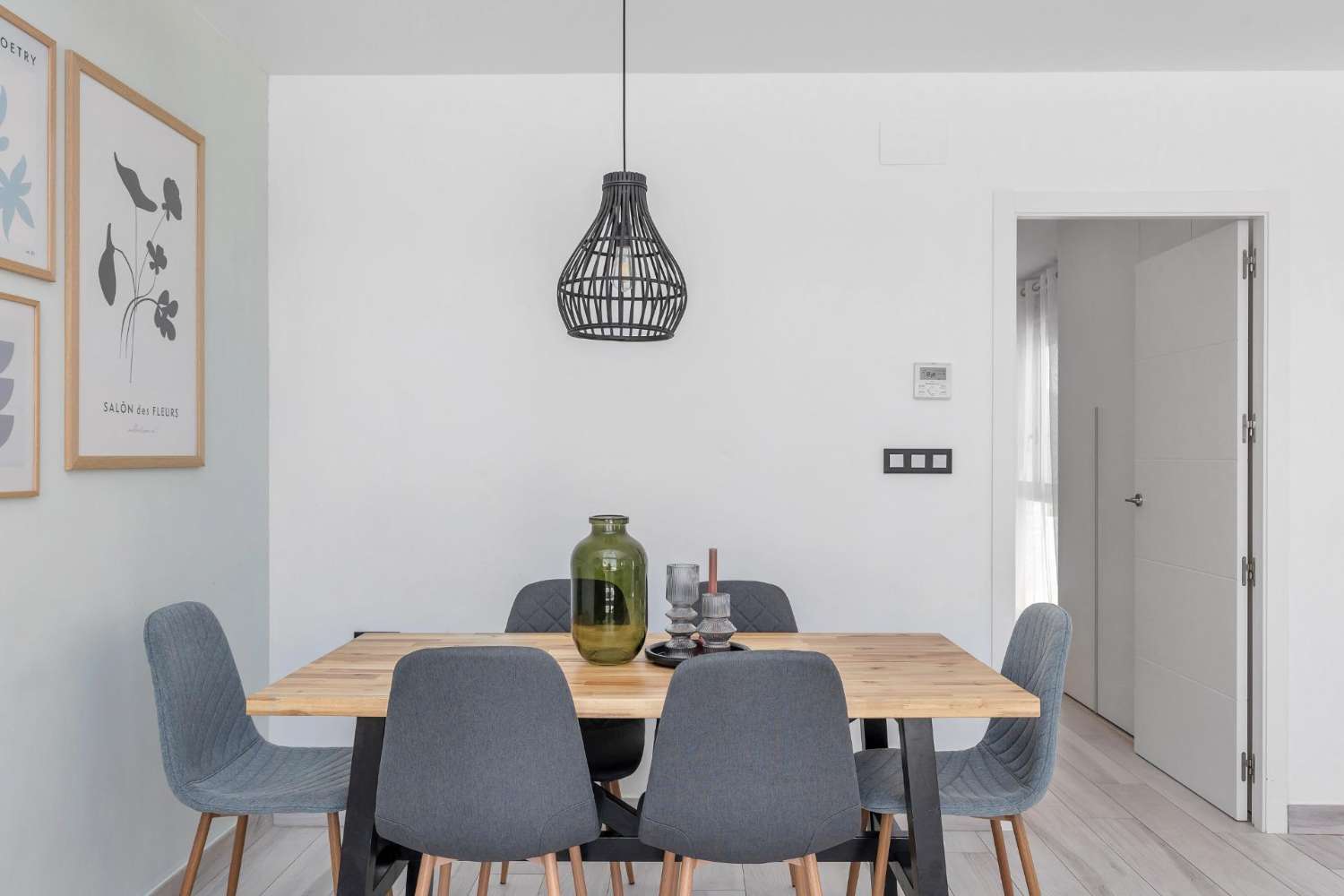 EXCLUSIEVE SEMI-NIEUWE VILLA MET PRIVÉZWEMBAD, GROTE KELDER EN ZEEZICHT IN LOMAS DE CABO ROIG