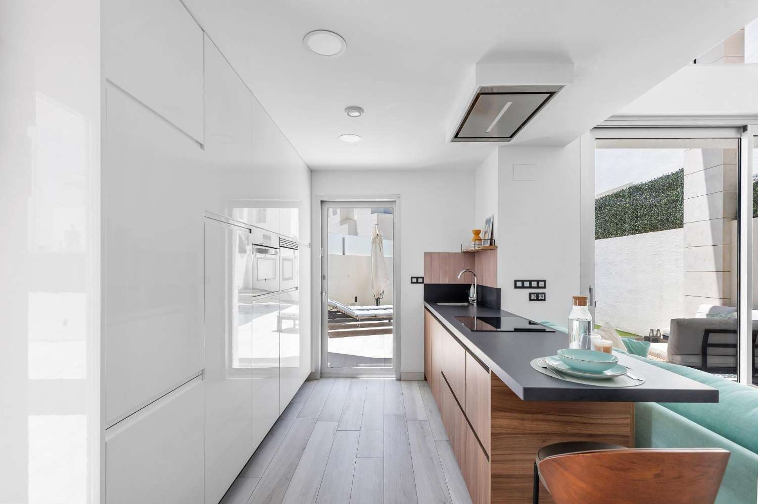 EXCLUSIEVE SEMI-NIEUWE VILLA MET PRIVÉZWEMBAD, GROTE KELDER EN ZEEZICHT IN LOMAS DE CABO ROIG