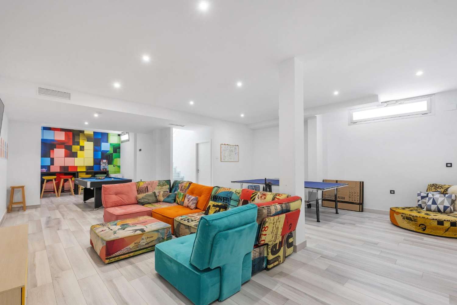 EXCLUSIEVE SEMI-NIEUWE VILLA MET PRIVÉZWEMBAD, GROTE KELDER EN ZEEZICHT IN LOMAS DE CABO ROIG