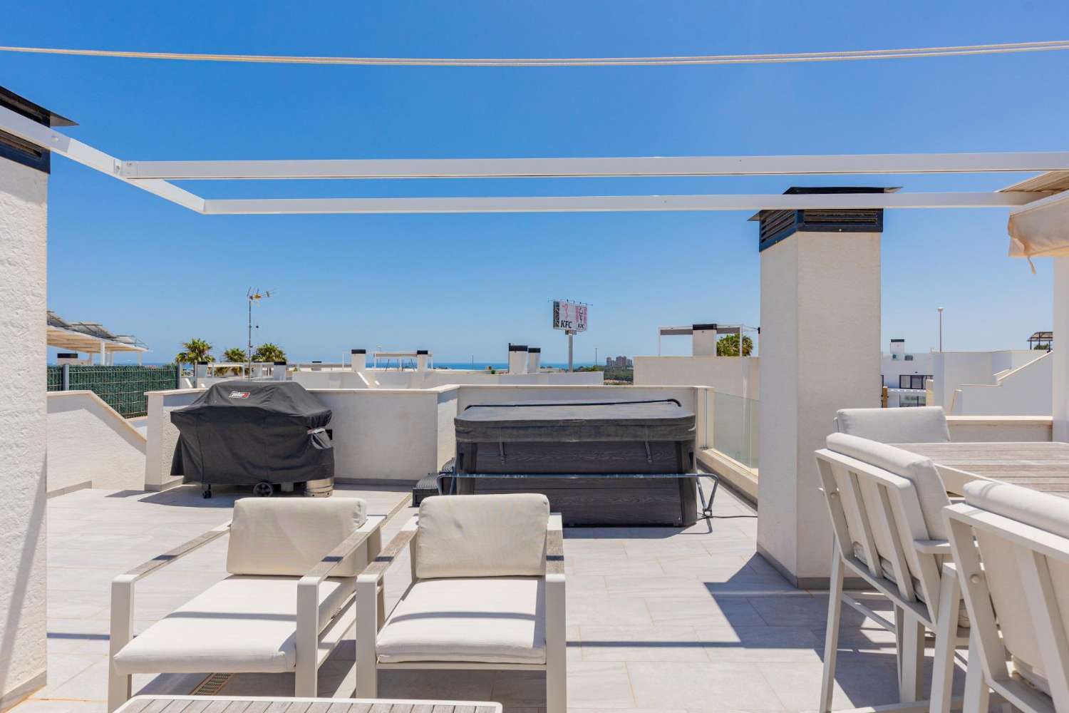 EXCLUSIEVE SEMI-NIEUWE VILLA MET PRIVÉZWEMBAD, GROTE KELDER EN ZEEZICHT IN LOMAS DE CABO ROIG