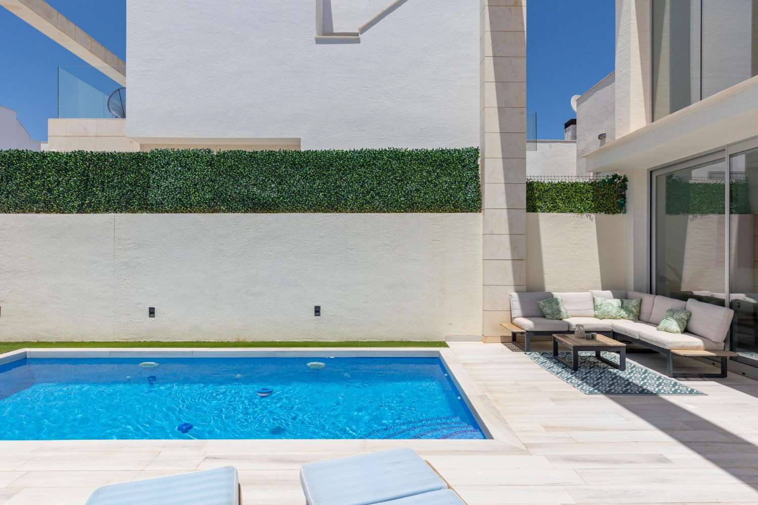 EXCLUSIEVE SEMI-NIEUWE VILLA MET PRIVÉZWEMBAD, GROTE KELDER EN ZEEZICHT IN LOMAS DE CABO ROIG