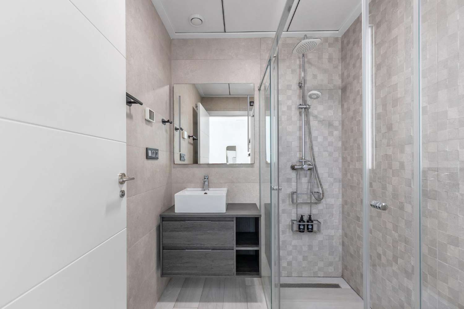 EXCLUSIEVE SEMI-NIEUWE VILLA MET PRIVÉZWEMBAD, GROTE KELDER EN ZEEZICHT IN LOMAS DE CABO ROIG