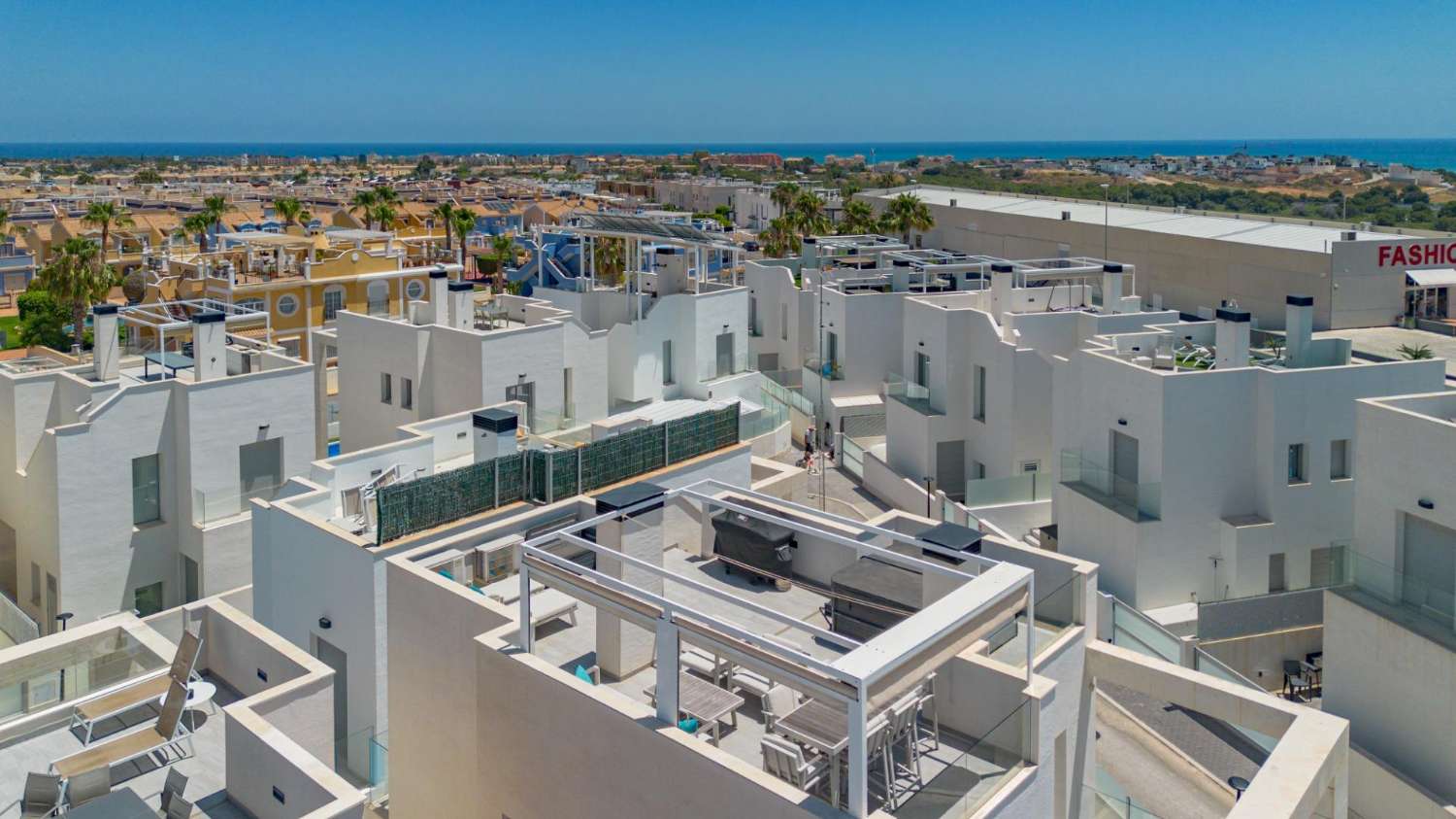 EXCLUSIEVE SEMI-NIEUWE VILLA MET PRIVÉZWEMBAD, GROTE KELDER EN ZEEZICHT IN LOMAS DE CABO ROIG