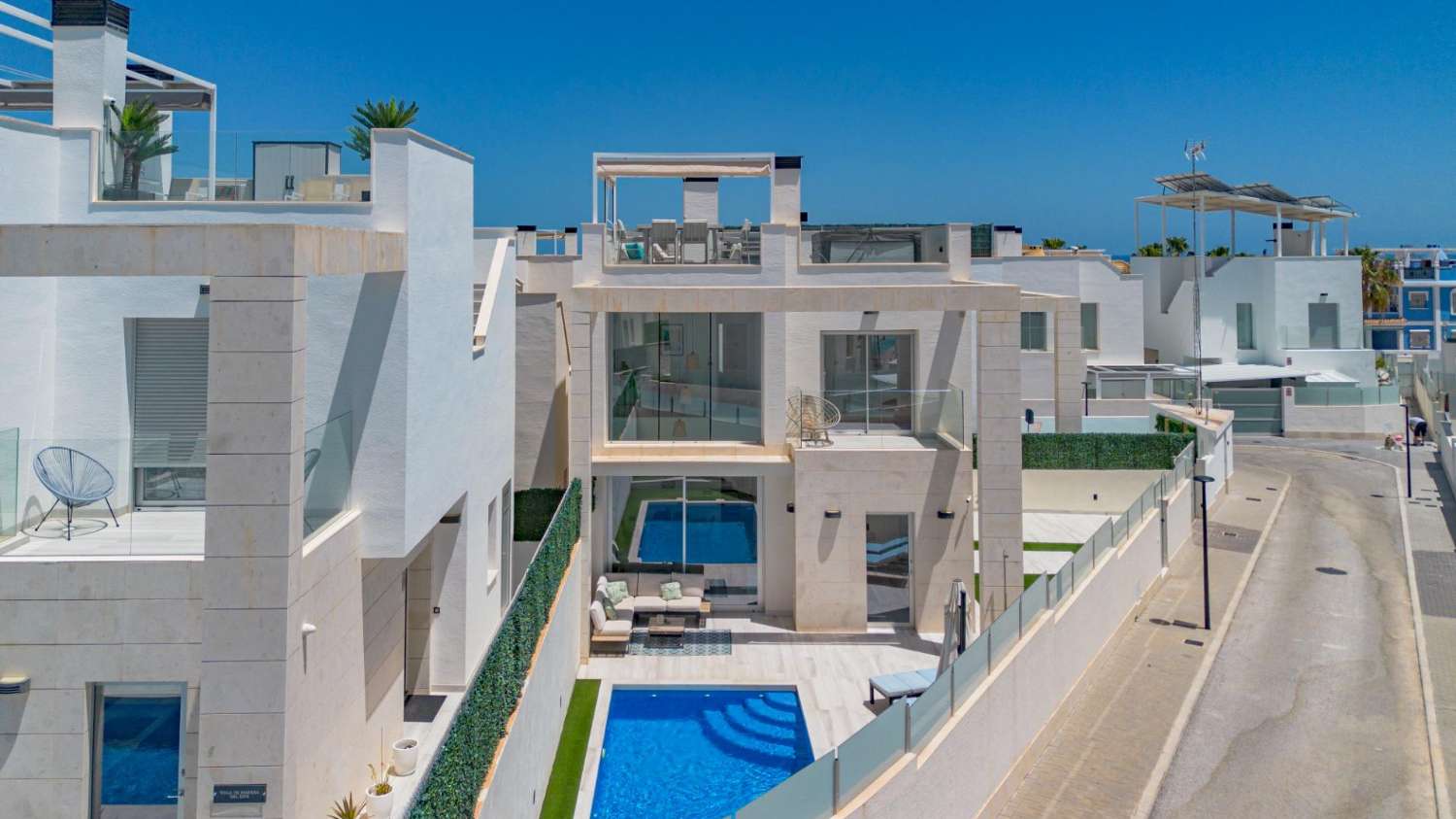 EXCLUSIEVE SEMI-NIEUWE VILLA MET PRIVÉZWEMBAD, GROTE KELDER EN ZEEZICHT IN LOMAS DE CABO ROIG