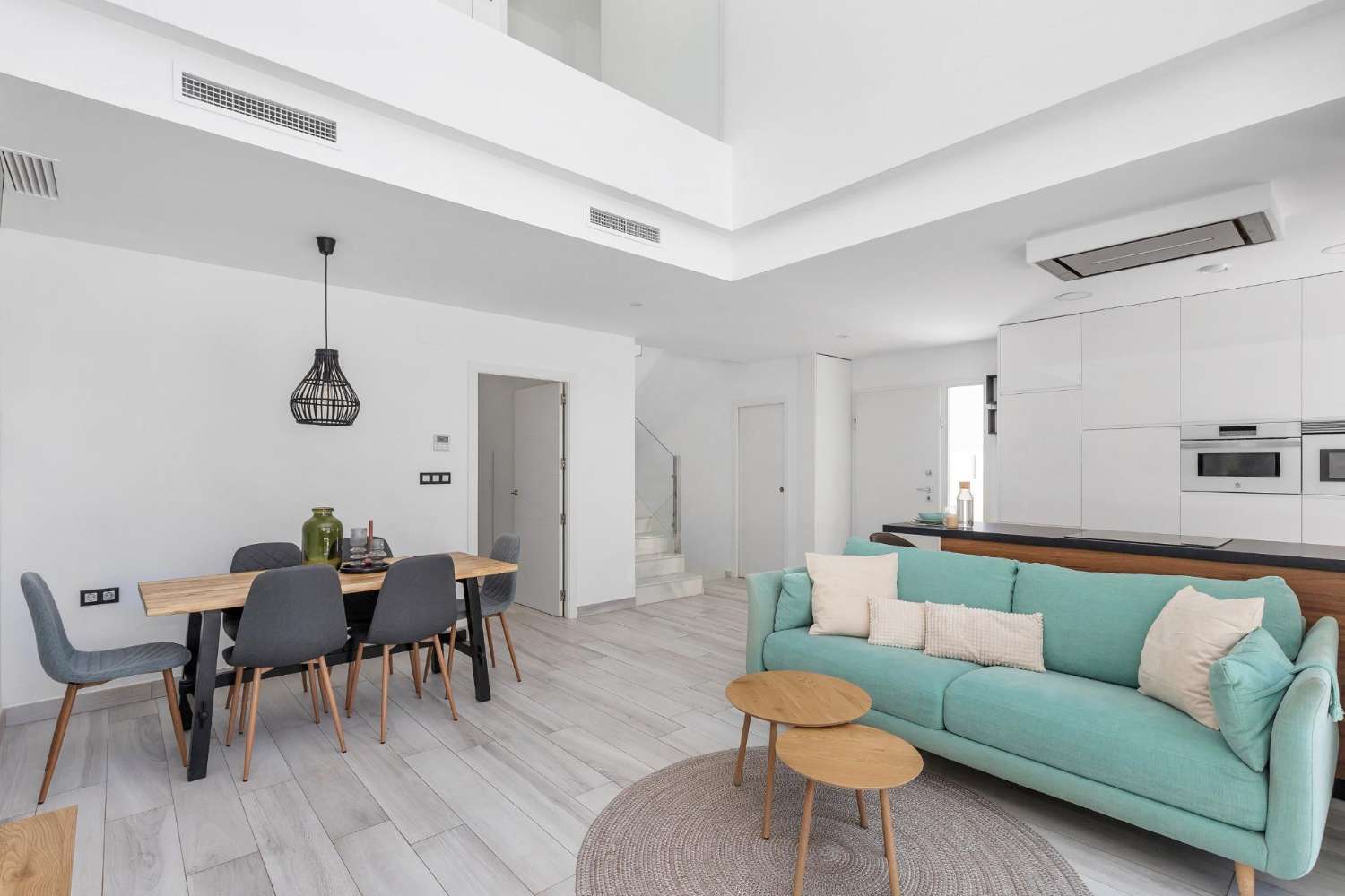 EXCLUSIEVE SEMI-NIEUWE VILLA MET PRIVÉZWEMBAD, GROTE KELDER EN ZEEZICHT IN LOMAS DE CABO ROIG