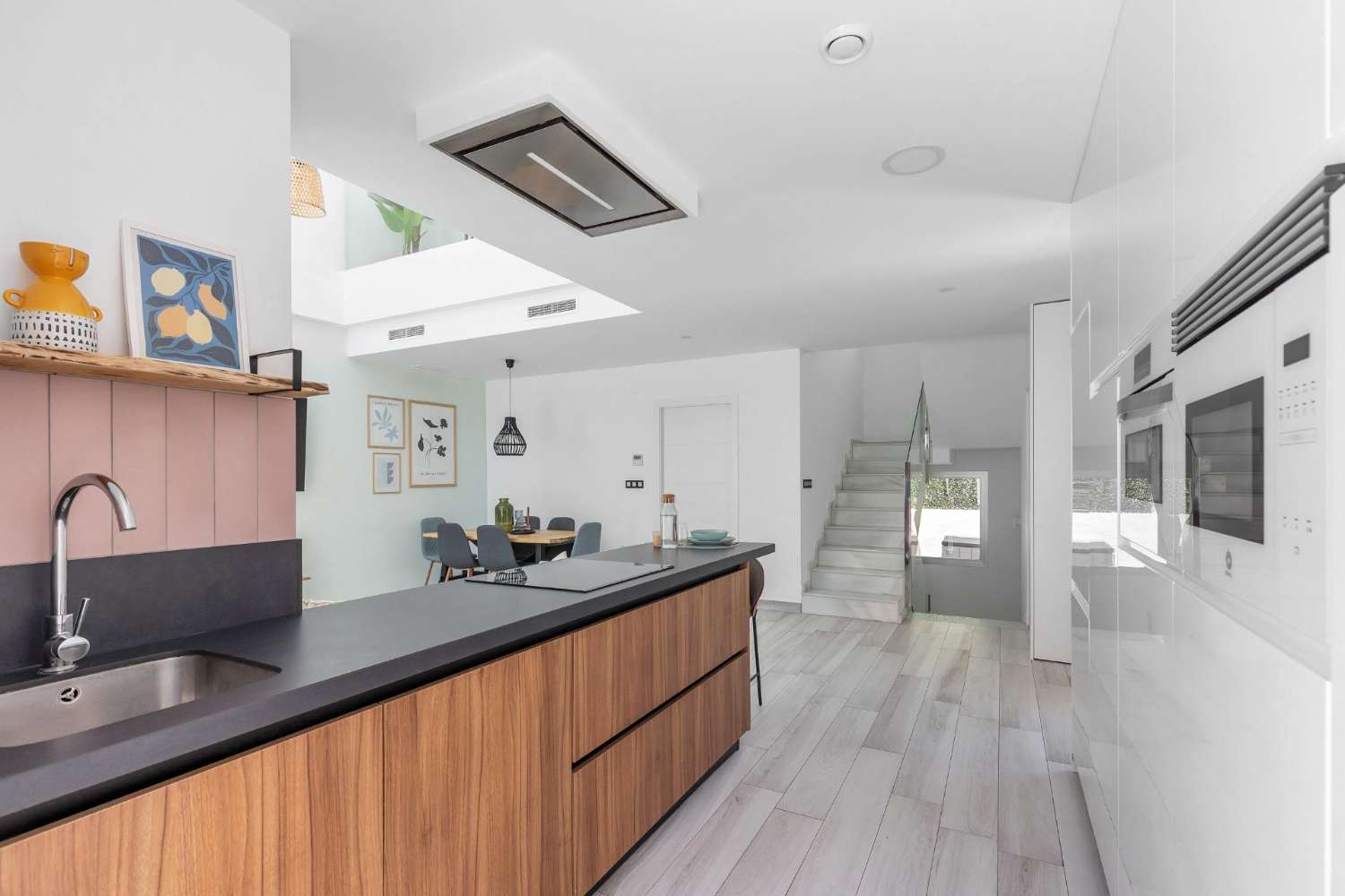 EXCLUSIEVE SEMI-NIEUWE VILLA MET PRIVÉZWEMBAD, GROTE KELDER EN ZEEZICHT IN LOMAS DE CABO ROIG