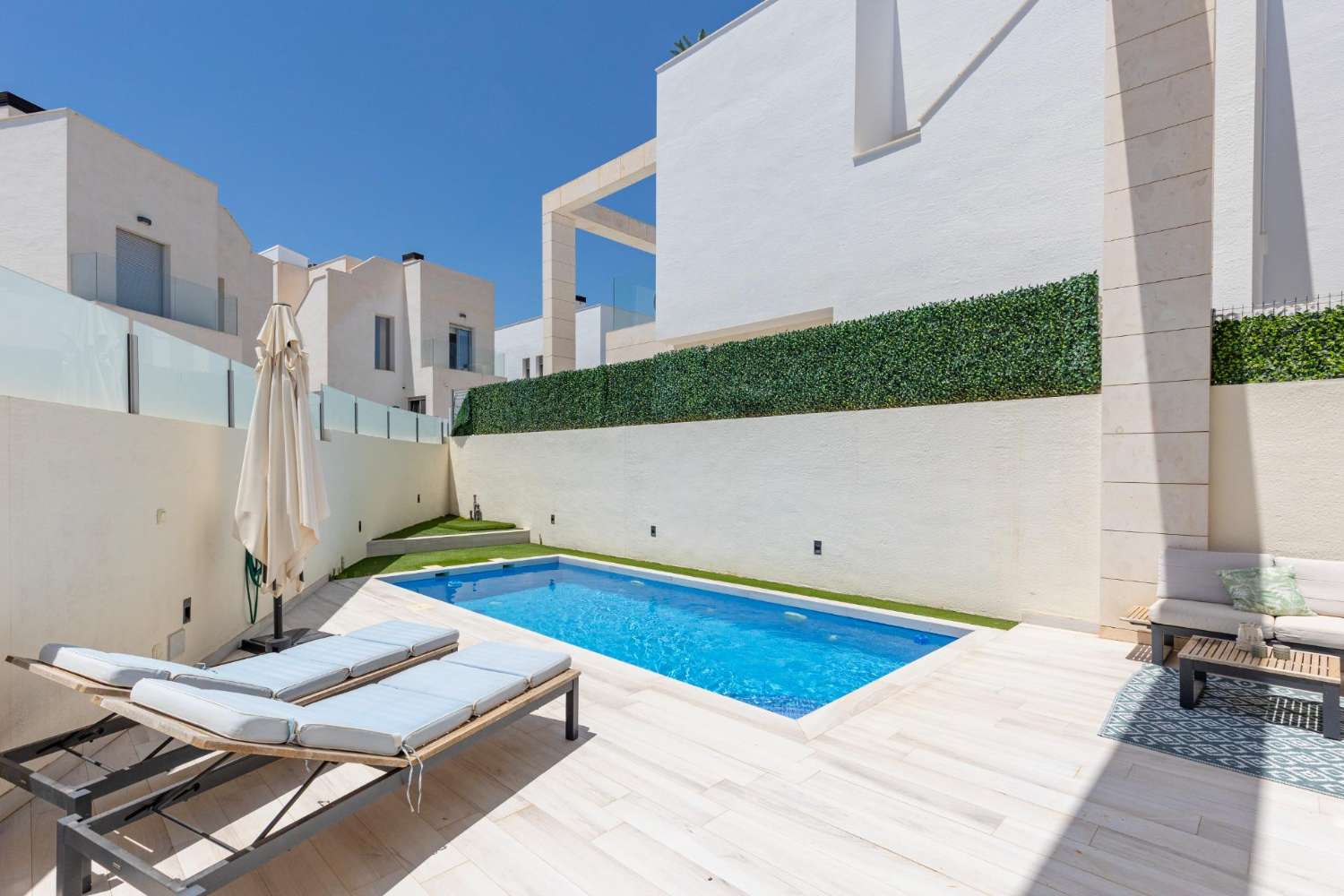 EXCLUSIEVE SEMI-NIEUWE VILLA MET PRIVÉZWEMBAD, GROTE KELDER EN ZEEZICHT IN LOMAS DE CABO ROIG