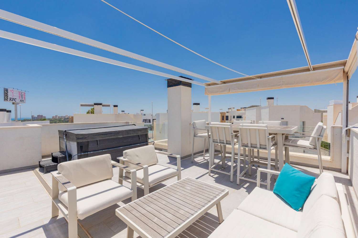 EXCLUSIEVE SEMI-NIEUWE VILLA MET PRIVÉZWEMBAD, GROTE KELDER EN ZEEZICHT IN LOMAS DE CABO ROIG