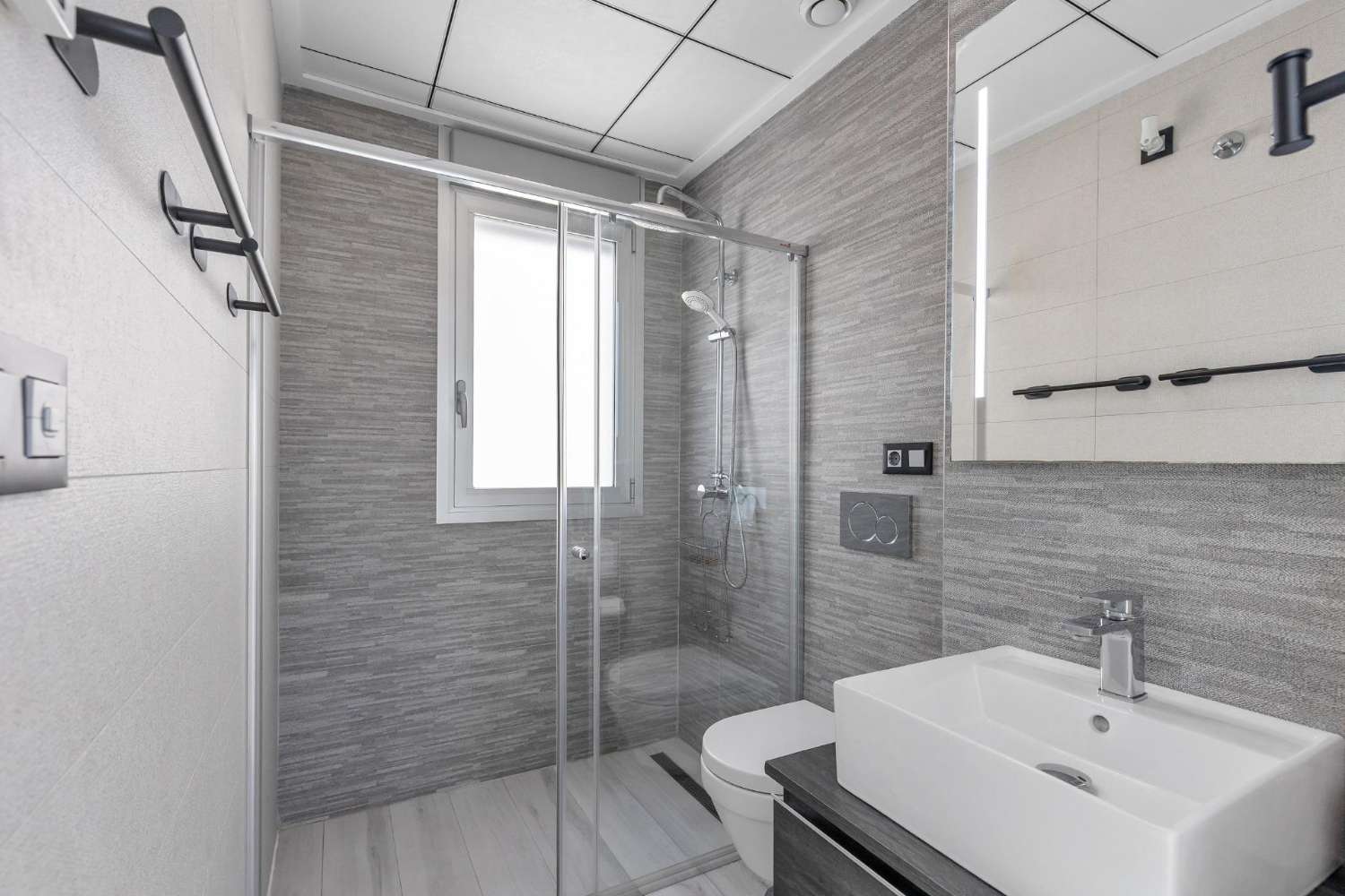 EXCLUSIEVE SEMI-NIEUWE VILLA MET PRIVÉZWEMBAD, GROTE KELDER EN ZEEZICHT IN LOMAS DE CABO ROIG