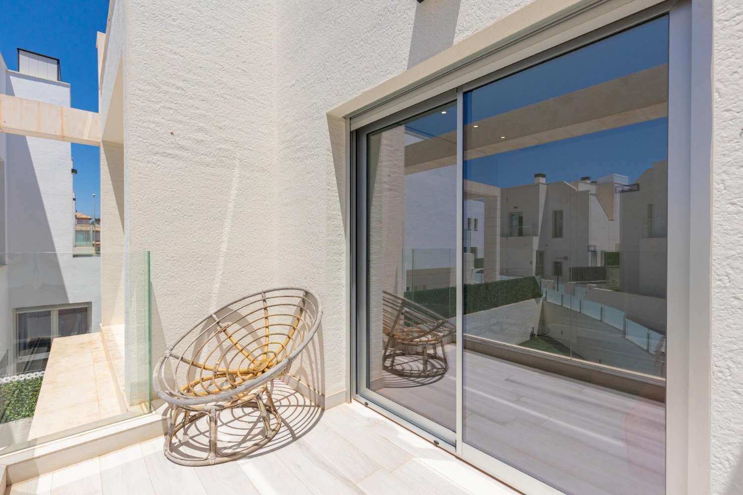 EXCLUSIEVE SEMI-NIEUWE VILLA MET PRIVÉZWEMBAD, GROTE KELDER EN ZEEZICHT IN LOMAS DE CABO ROIG